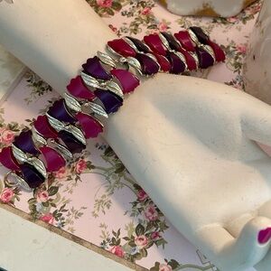 VINTAGE SILVER TONE THERMOSET LUCITE FUCHSIA AND PURPLE LINKED BRACELET